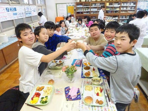 バイキング給食乾杯イェーイ