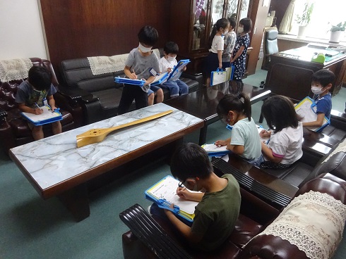 校長室の椅子はふかふかだね 校長室の椅子はふかふかだね