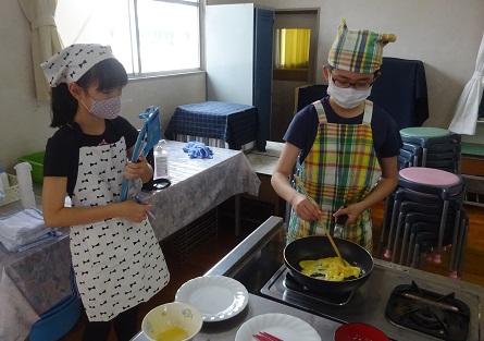 スクランブルエッグ作ってます スクランブルエッグ作ってます