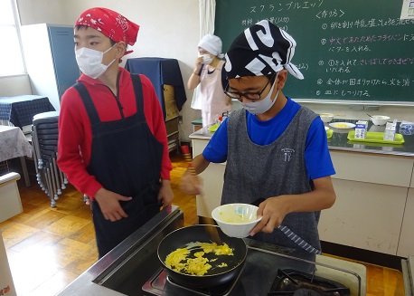 スクランブルエッグ作ってます スクランブルエッグ作ってます