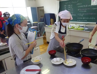 スクランブルエッグ作ってます スクランブルエッグ作ってます