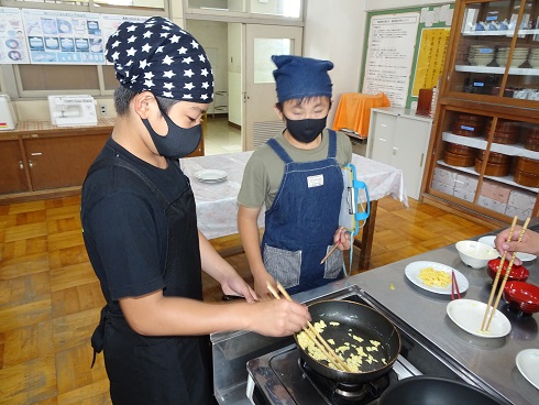 スクランブルエッグ作ってます スクランブルエッグ作ってます
