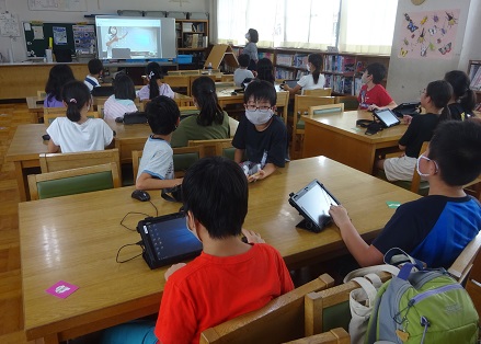 図書室で 図書室で