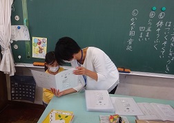 あゆみ配付の様子 あゆみ配付の様子