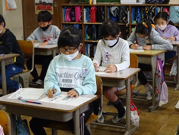 真剣に取り組む様子