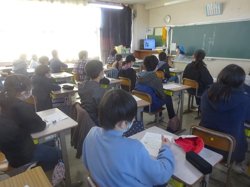 真剣に聞く児童 真剣に聞く児童