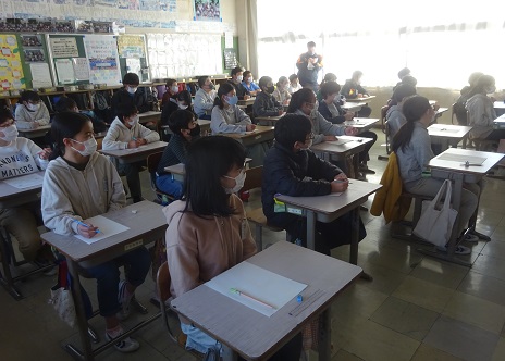真剣に聞く児童