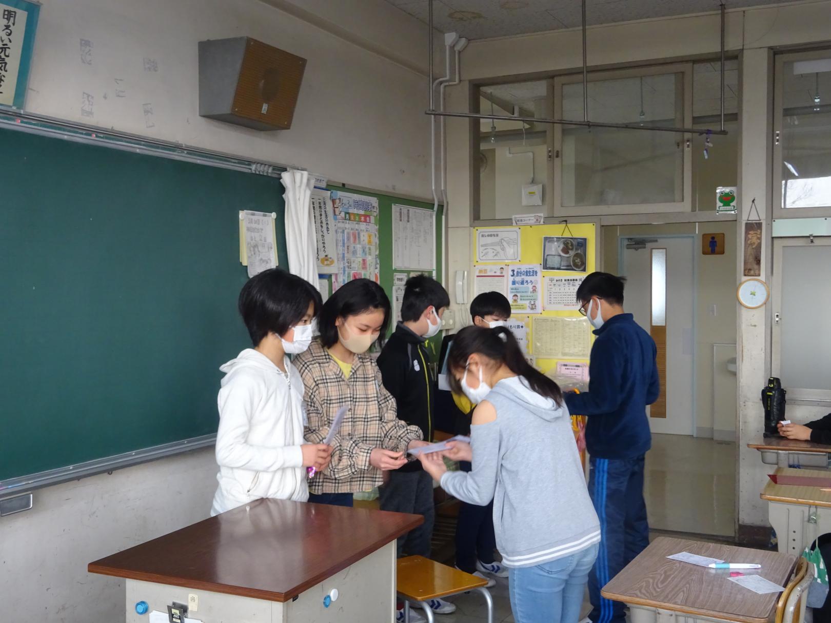 卒業記念しおり渡してます 卒業記念しおり渡してます