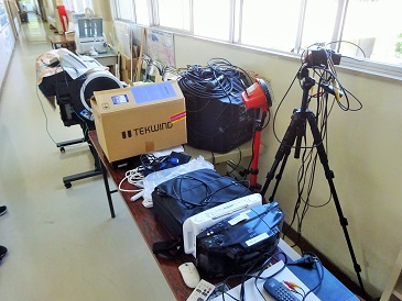 荷物を運び出し… 荷物を運び出し…