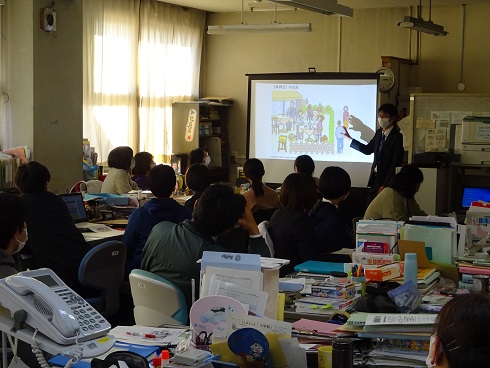 全体に説明しています 全体に説明しています