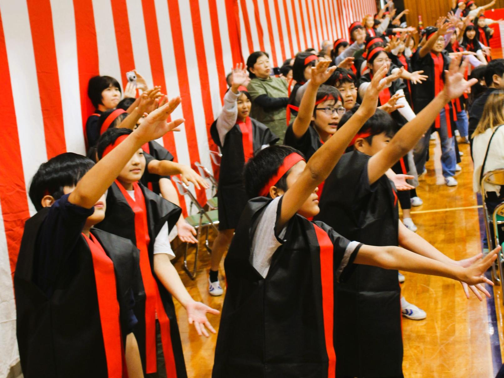 6年踊り左