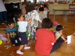 新聞紙遊び 新聞紙遊び