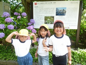 看板の前で2 看板の前で2