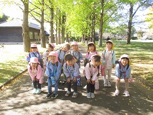イチョウ並木で・はな イチョウ並木で・はな