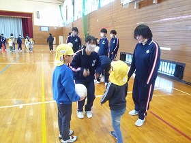 ボール遊びで