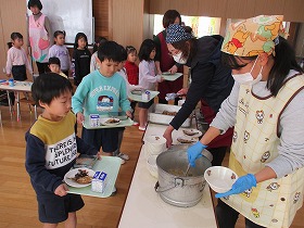 年長・配膳1 年長・配膳1
