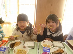 食事中2 食事中2