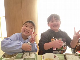 食事中3 食事中3