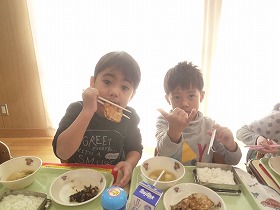 食事中4 食事中4