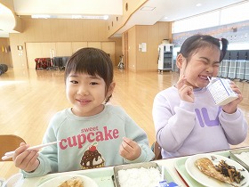 食事中7 食事中7