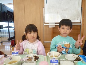 食事中8 食事中8