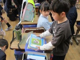 ランドセルにノートを入れる体験2 ランドセルにノートを入れる体験2