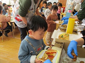 ピザをもらう2