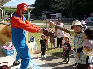 もも・すみれ組へお菓子(1) もも・すみれ組へお菓子(1)