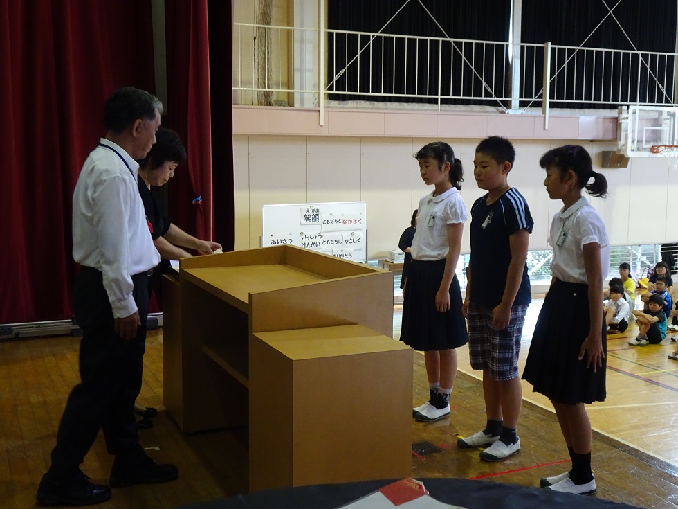 010702 全校朝会表彰1