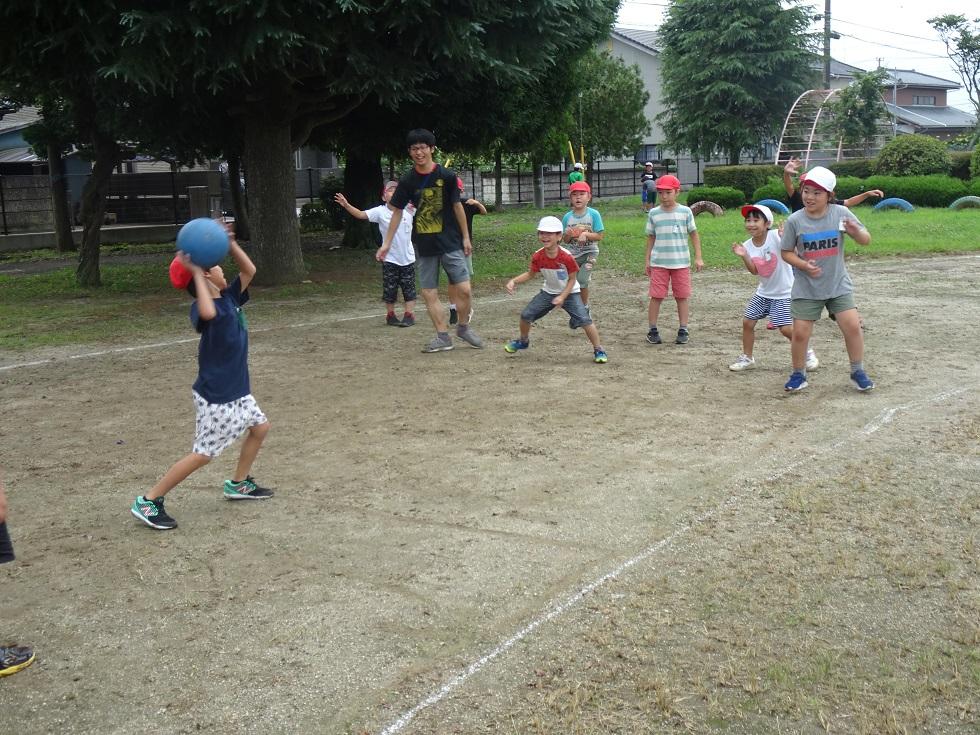 010828 外遊び2年2