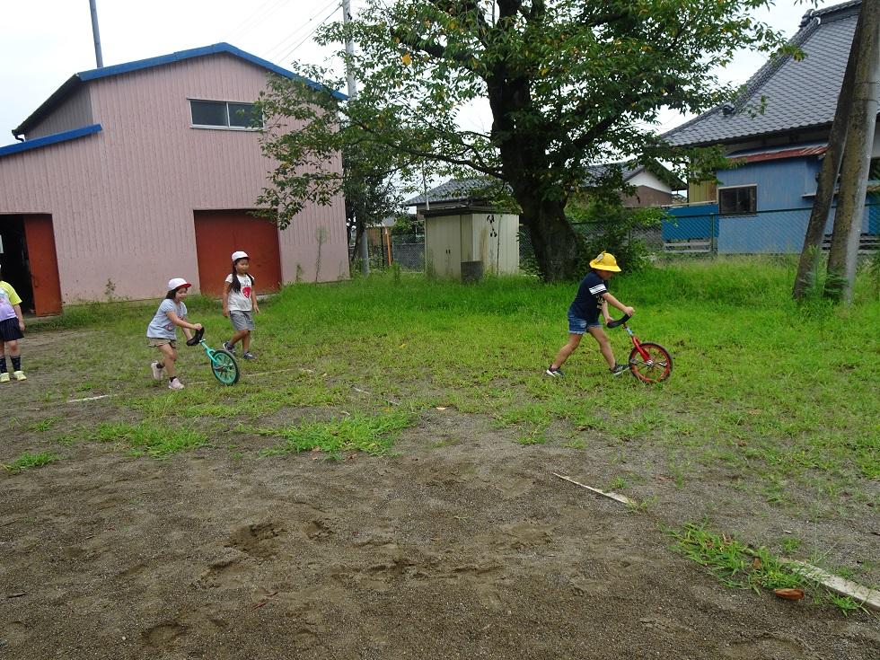 010828 外遊び一輪車