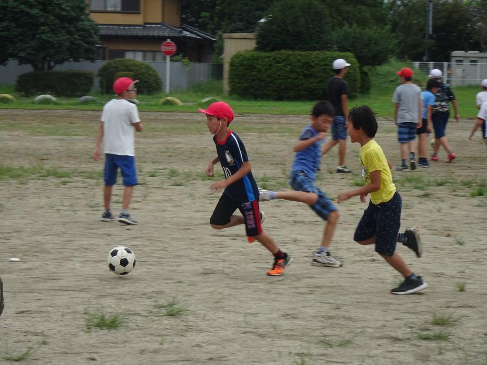 010828 外遊びサッカー1