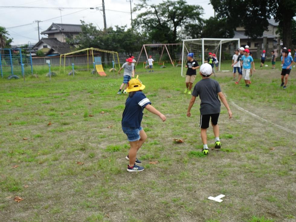 010828 外遊びサッカー2