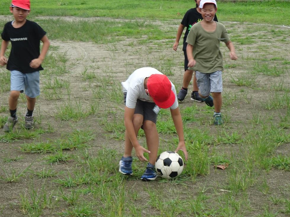 010828 外遊びサッカー3