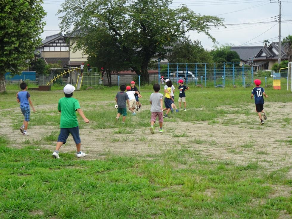 010828 外遊びサッカー4
