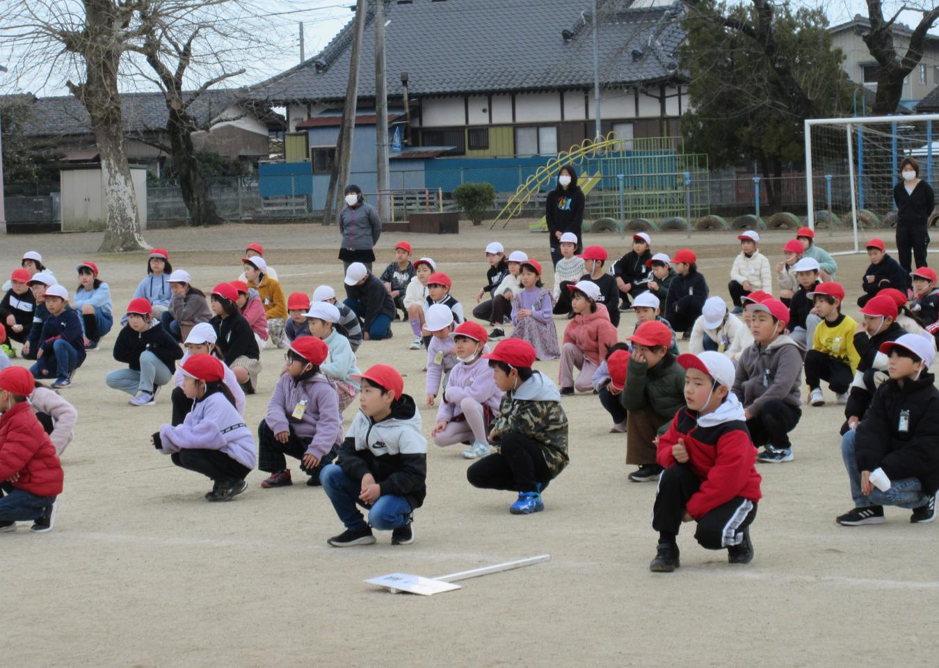 話を聞く子供たち 話を聞く子供たち