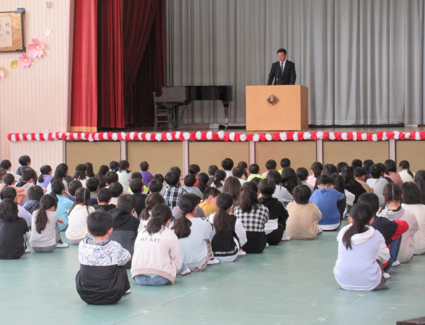 校長先生と児童 校長先生と児童