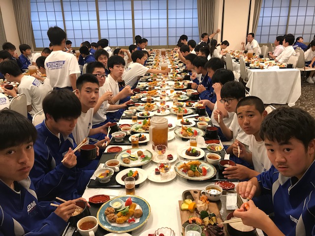 夕食の様子(2) 夕食の様子(2)