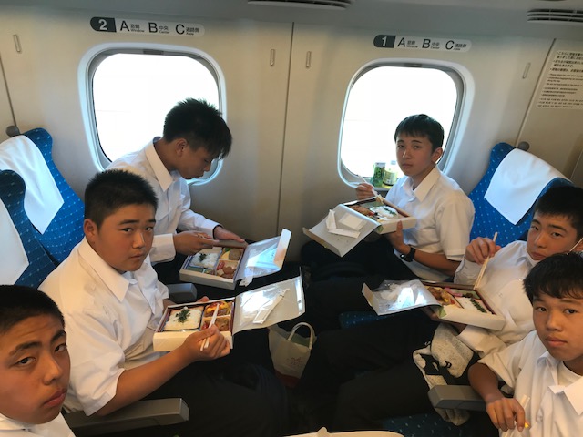 お弁当食べてます お弁当食べてます
