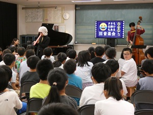 3人写っている