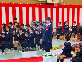 一人一人が入場 一人一人が入場