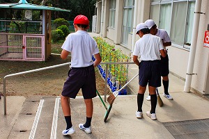 昇降口もきれいに 昇降口もきれいに