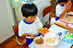 山盛り詰めた焼きそばパン風 山盛り詰めた焼きそばパン風