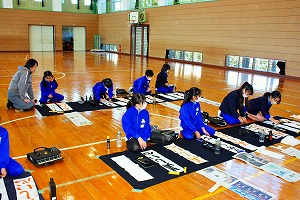 体育館で習字 体育館で習字
