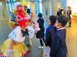 お姫様とハイタッチ お姫様とハイタッチ