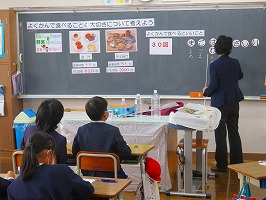 よく噛んで食べる よく噛んで食べる