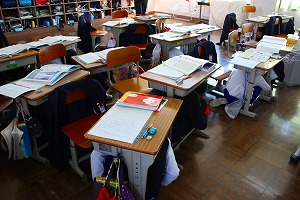 みんな机の下です みんな机の下です