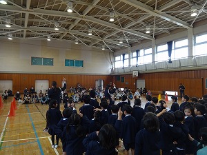 横断の仕方について教えてもらっています。