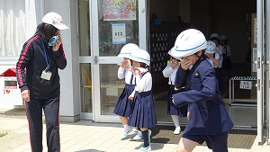 外へ避難する様子