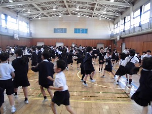 なかよくしようね集会でゲームをしている様子